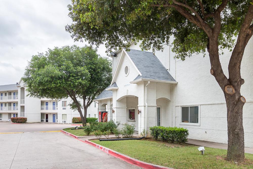 Motel 6-Grand Prairie, TX - Near Six Flags Drive
