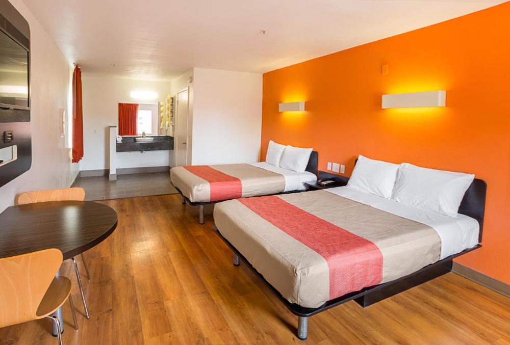Quadruple Room - Disability Access - Non-Smoking interior